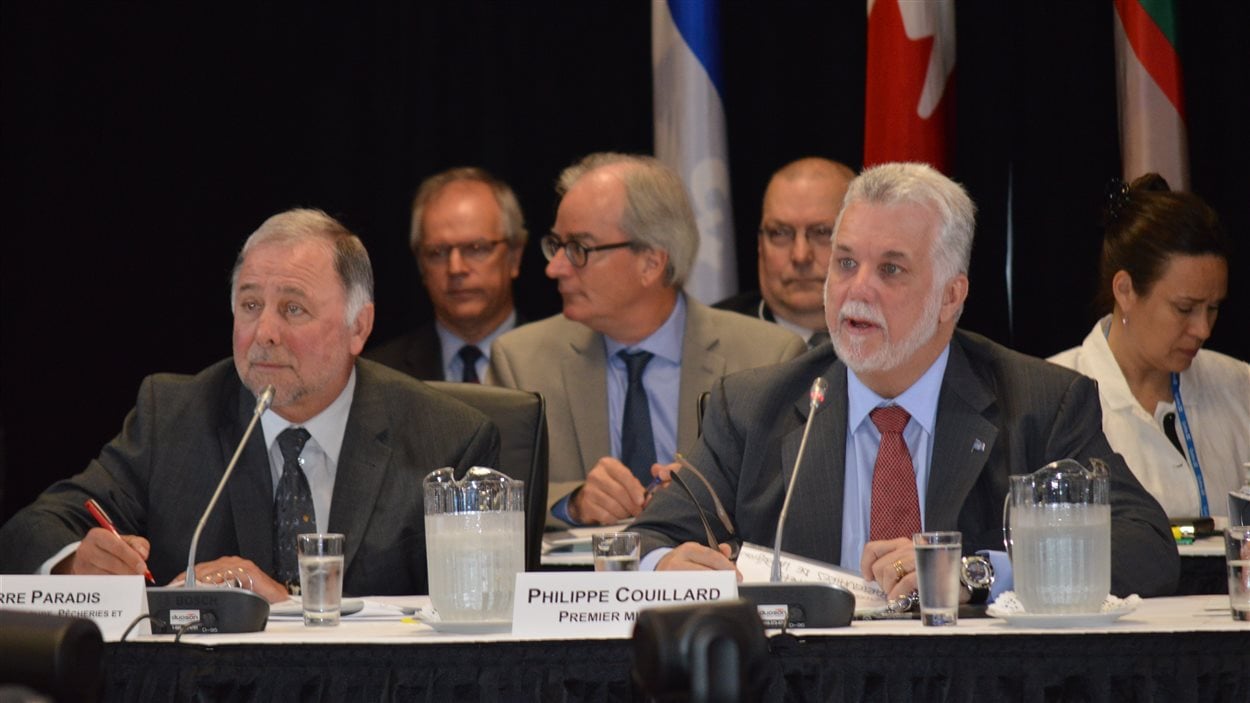 Le premier ministre Philippe Couillard et le ministre Pierre Paradis Le premier ministre Philippe Couillard et le ministre Pierre Paradis