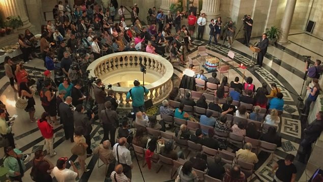 Plus d’une centaine de survivants, de représentants de Premières Nations et de membres du public se sont réunis jeudi au palais législatif à Winnipeg pour assister à la présentation des excuses de la Province. Plus d’une centaine de survivants, de représentants de Premières Nations et de membres du public se sont réunis jeudi au palais législatif à Winnipeg pour assister à la présentation des excuses de la Province.