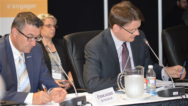 Le chef des opérations de Rio Tinto Alcan Métal primaire, Étienne Jacques, et le député de Jonquière, Sylvain Gaudreault Le chef des opérations de Rio Tinto Alcan Métal primaire, Étienne Jacques, et le député de Jonquière, Sylvain Gaudreault