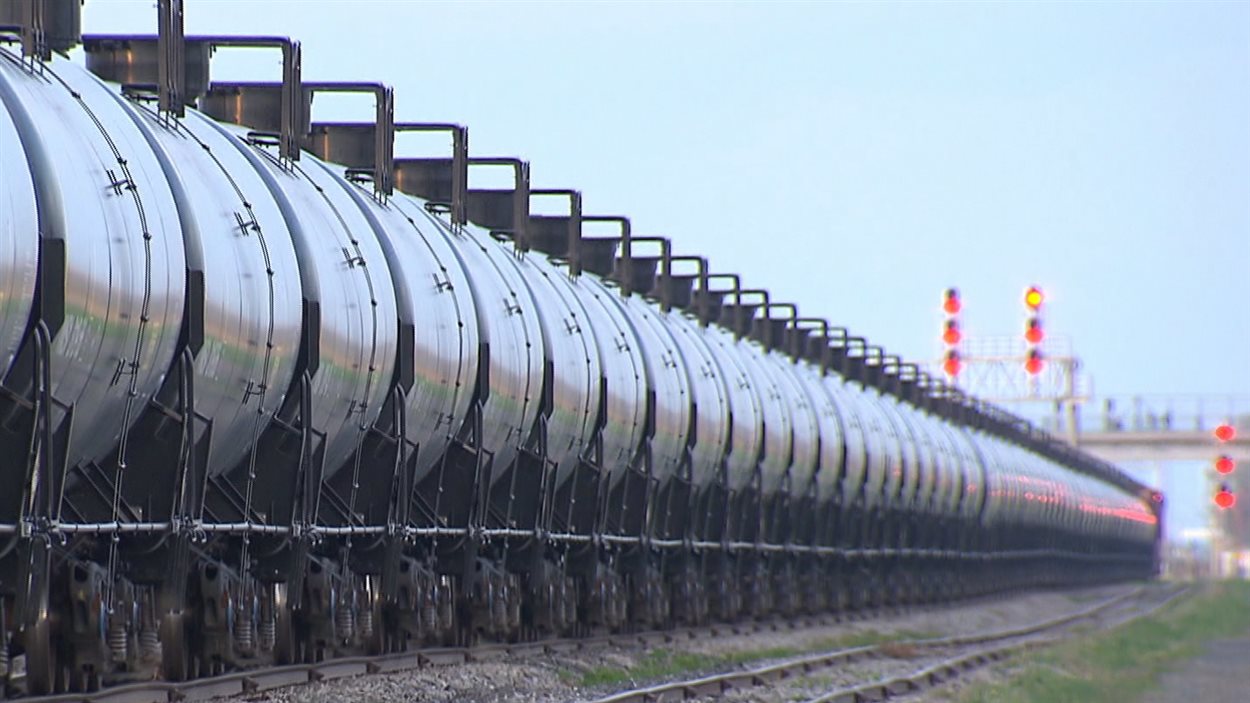 Le CN prévoit bientôt de faire transiter vers le Nouveau-Brunswick 240 wagons de pétrole chaque jour sur ses voies ferrées, surtout celles de la Rive-Sud. Le CN prévoit bientôt de faire transiter vers le Nouveau-Brunswick 240 wagons de pétrole chaque jour sur ses voies ferrées, surtout celles de la Rive-Sud.