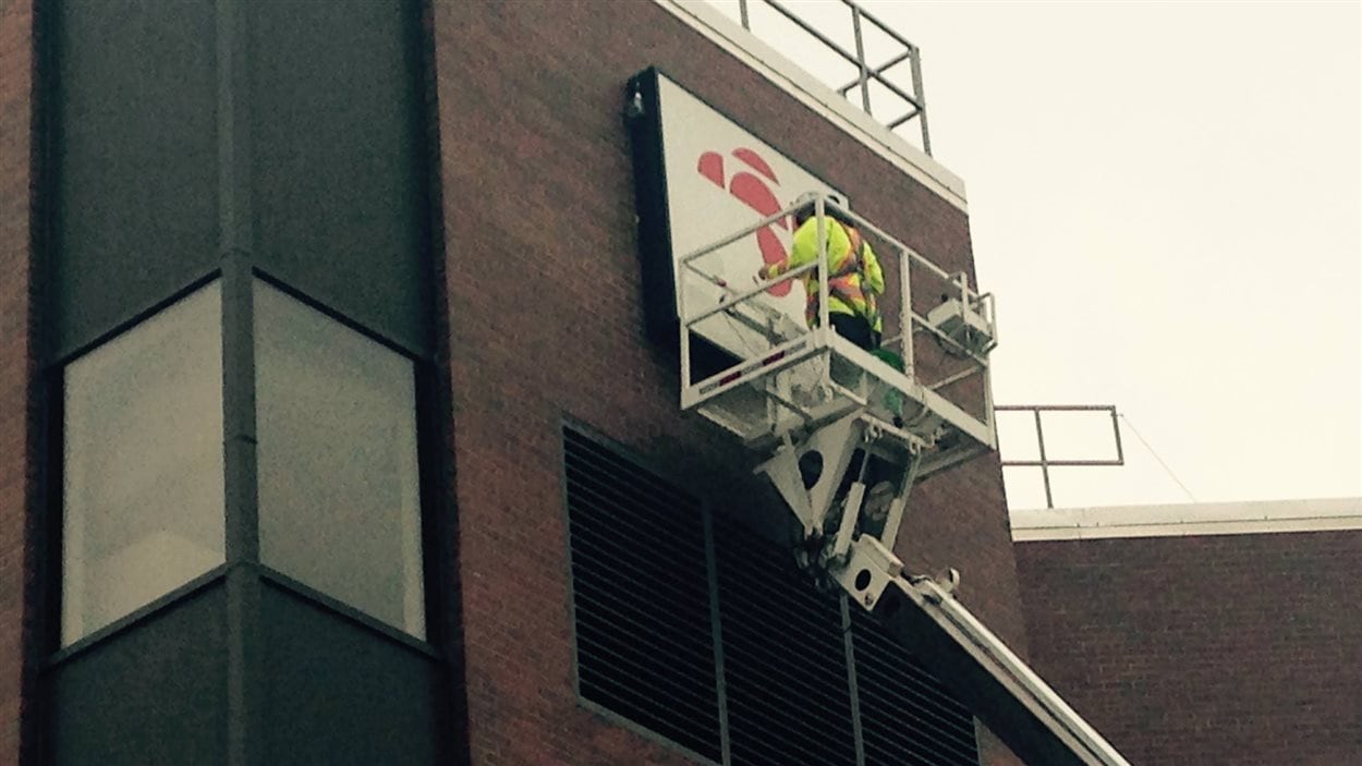 Les affiches de Radio-Canada ont été enlevées au 250, avenue Université à Moncton. Les affiches de Radio-Canada ont été enlevées au 250, avenue Université à Moncton.