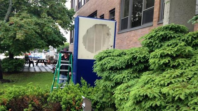 Les affiches de Radio-Canada ont été enlevées au 250, avenue Université à Moncton. Les affiches de Radio-Canada ont été enlevées au 250, avenue Université à Moncton.
