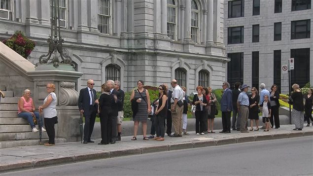 Des citoyens attendent en file avant l'ouverture des portes à l'hôtel de ville, le 21 juin, où la dépouille de l'ancien maire Jean Doré est exposée en chapelle ardente. Des citoyens attendent en file avant l'ouverture des portes à l'hôtel de ville, le 21 juin, où la dépouille de l'ancien maire Jean Doré est exposée en chapelle ardente.