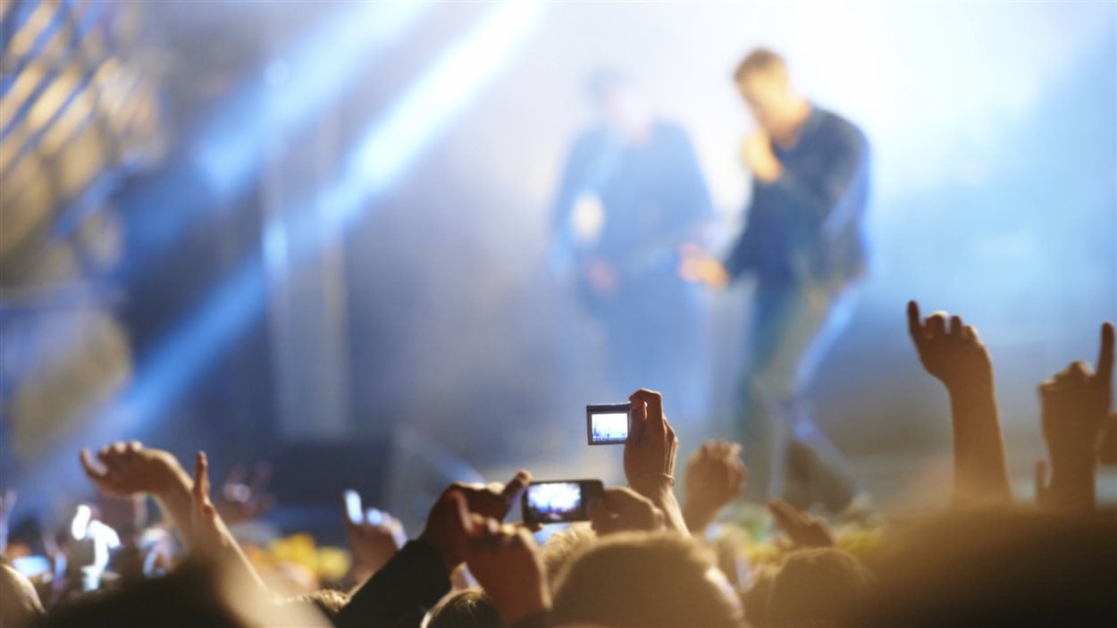 Une foule assiste à un concert de musique Une foule assiste à un concert de musique