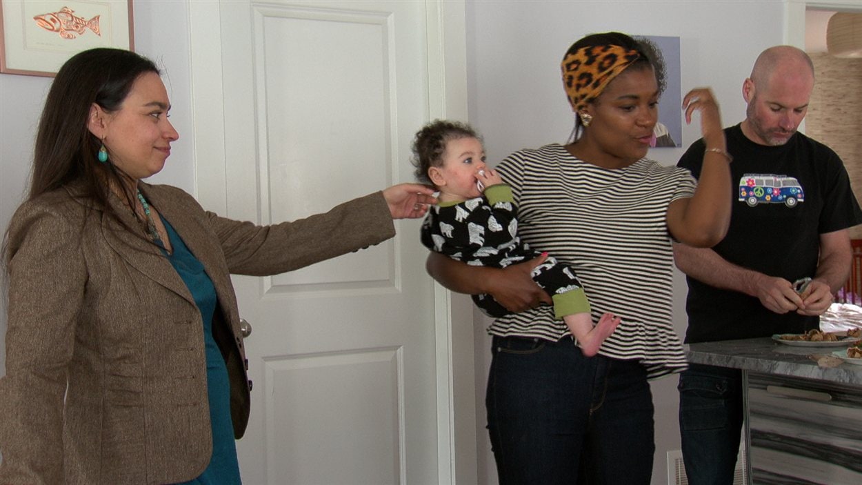 La doula Élodie Jacquet tend la main à Safira, la fille de Sherlyn McKay et son conjoint, Romain Mercier La doula Élodie Jacquet tend la main à Safira, la fille de Sherlyn McKay et son conjoint, Romain Mercier
