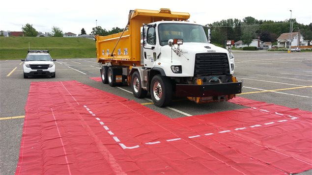 À bord du camion, on ne voit pas ce qui se trouve dans la zone rouge À bord du camion, on ne voit pas ce qui se trouve dans la zone rouge