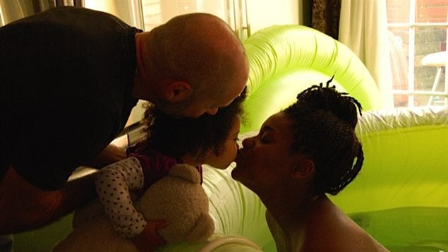 Romain et Sherlyn avec leur fille Nina Romain et Sherlyn avec leur fille Nina