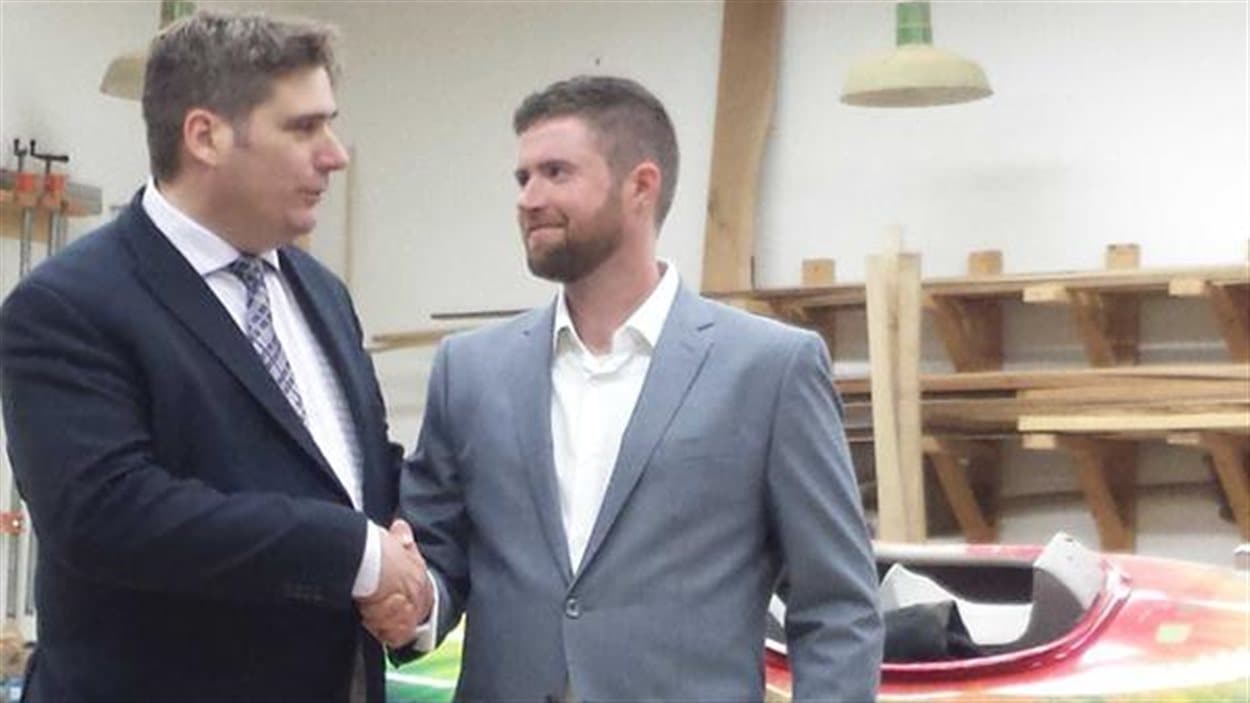 Toban Leckie (à dr.) sera le candidat de Forces et Démocratie à Peterborough. Toban Leckie (à dr.) sera le candidat de Forces et Démocratie à Peterborough.