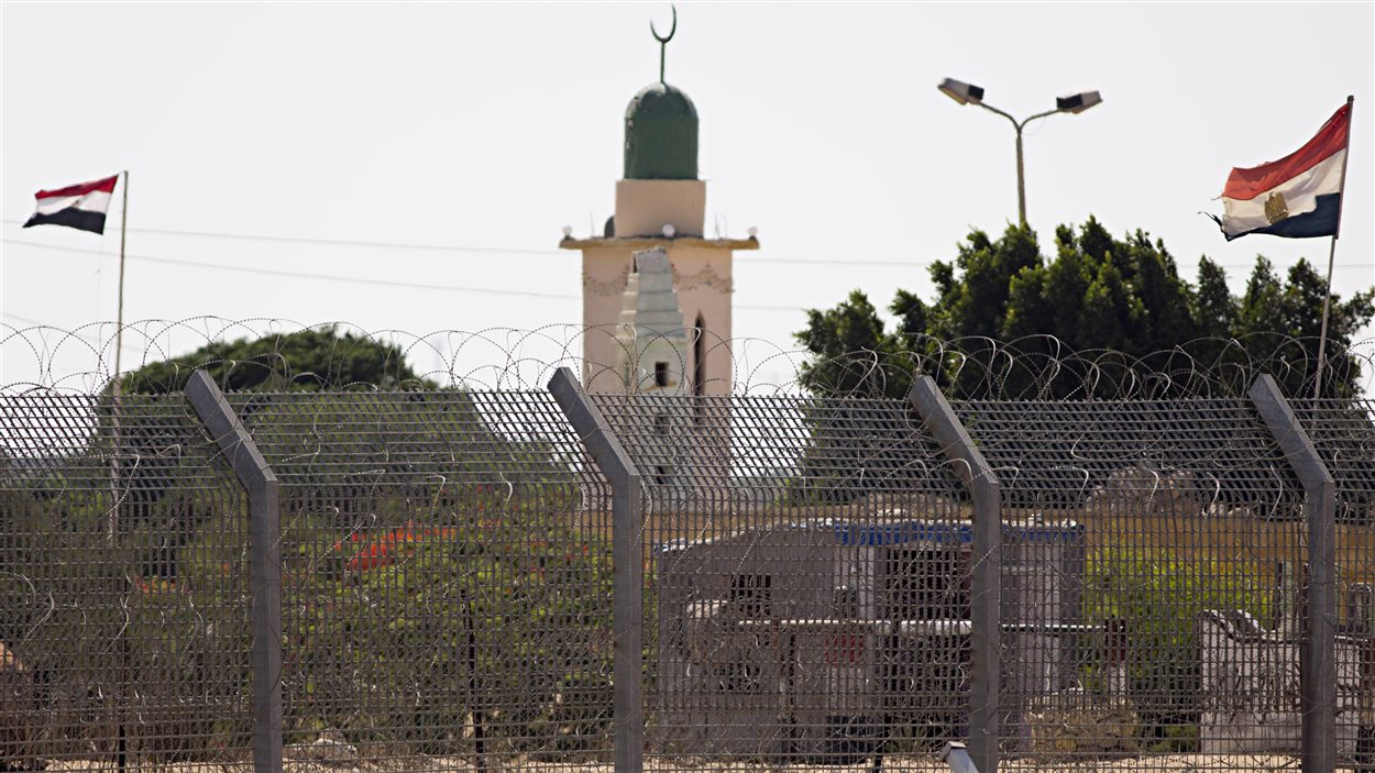 Un poste militaire égyptien du nord de la péninsule du Sinai, tel que vu à partir de la frontière israélo-égyptienne, le 1er juillet 2015. Un poste militaire égyptien du nord de la péninsule du Sinai, tel que vu à partir de la frontière israélo-égyptienne, le 1er juillet 2015.