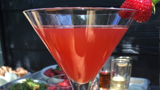 Cocktail de fraise, de mélisse, de rhubarbe et de piment d’argile