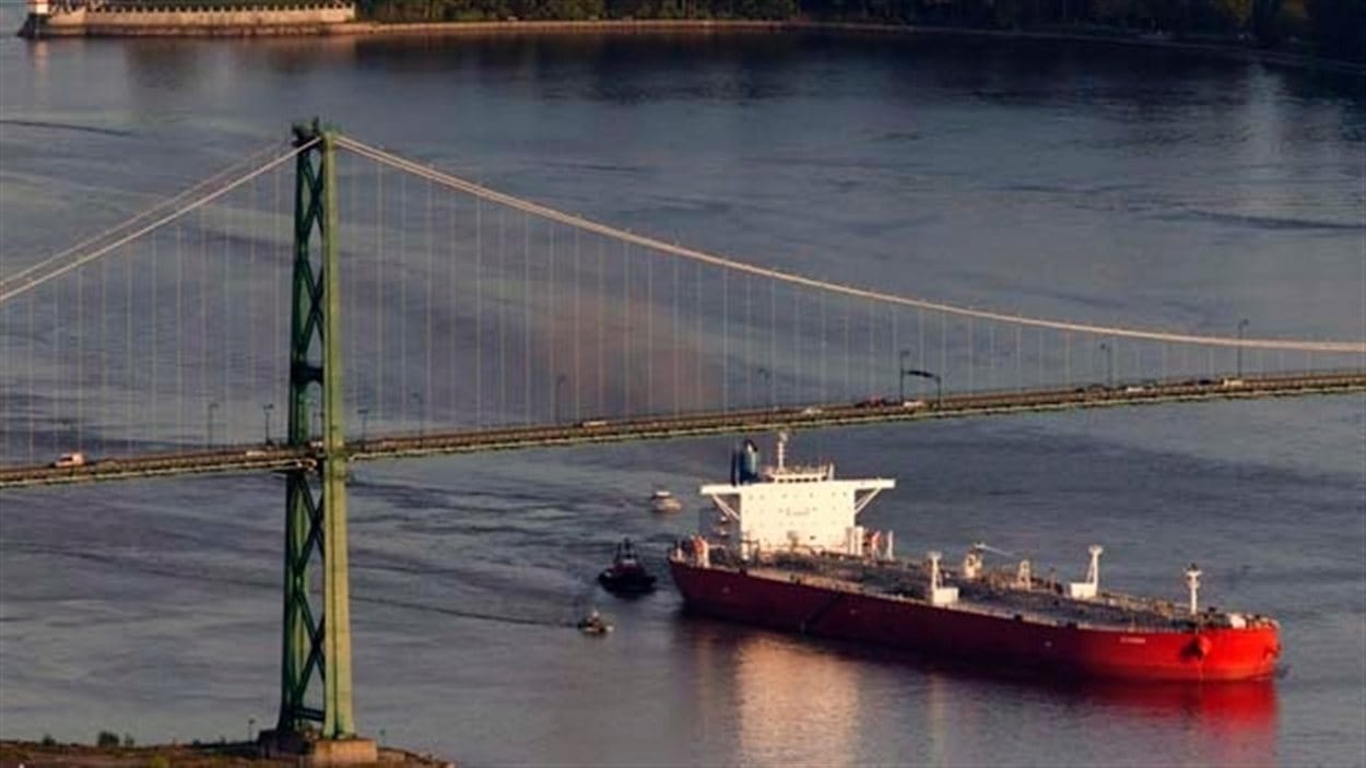 Un navire pétrolier à Vancouver. Un navire pétrolier à Vancouver.