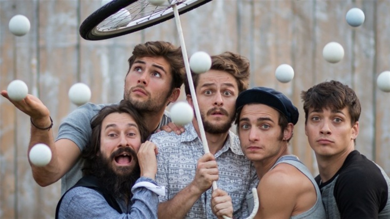 La troupe formée de quatre artistes de cirque et d'un musicien a été récompensée pour son numéro à la planche coréenne. La troupe formée de quatre artistes de cirque et d'un musicien a été récompensée pour son numéro à la planche coréenne.