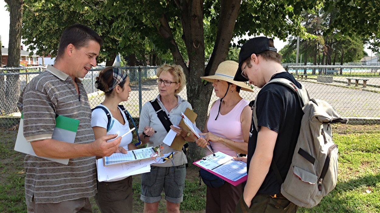 La Coalition trifluvienne pour une eau très saine a fait signer une pétition dans le District de Châteaudun. La Coalition trifluvienne pour une eau très saine a fait signer une pétition dans le District de Châteaudun.