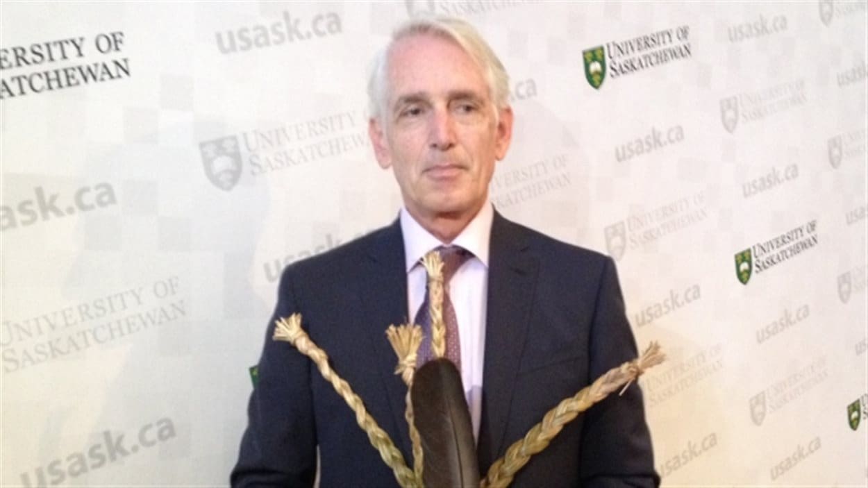 Le nouveau recteur de l'Université de la Saskatchewan, Peter Stoicheff, a reçu la traditionnelle plume d'aigle et des herbes sacrées de la communauté autochtone. Le nouveau recteur de l'Université de la Saskatchewan, Peter Stoicheff, a reçu la traditionnelle plume d'aigle et des herbes sacrées de la communauté autochtone.
