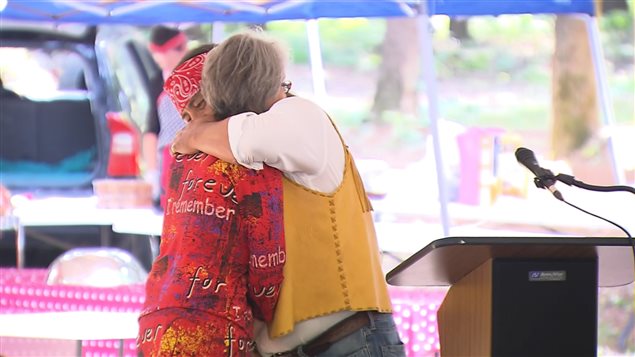 Le grand chef de Kanesatake, Serge Simon, a donné l'accolade à Francine Lemay, après lui avoir donné ses condoléances pour la perte de son frère. Le grand chef de Kanesatake, Serge Simon, a donné l'accolade à Francine Lemay, après lui avoir donné ses condoléances pour la perte de son frère.