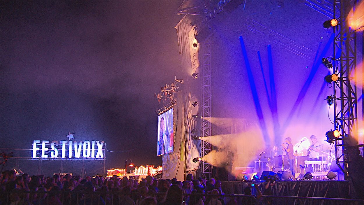 Patrick Watson en prestation au FestiVoix. Patrick Watson en prestation au FestiVoix.