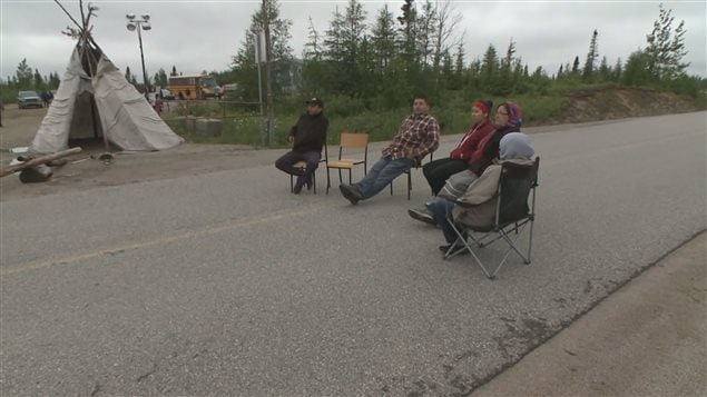 Des membres des communautés innues de Natashquan et de Mingan bloquent l'accès au chantier hydroélectrique de la Romaine Des membres des communautés innues de Natashquan et de Mingan bloquent l'accès au chantier hydroélectrique de la Romaine