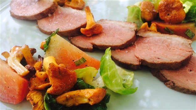 Magret de canard rôti aux légumes de saison Magret de canard rôti aux légumes de saison