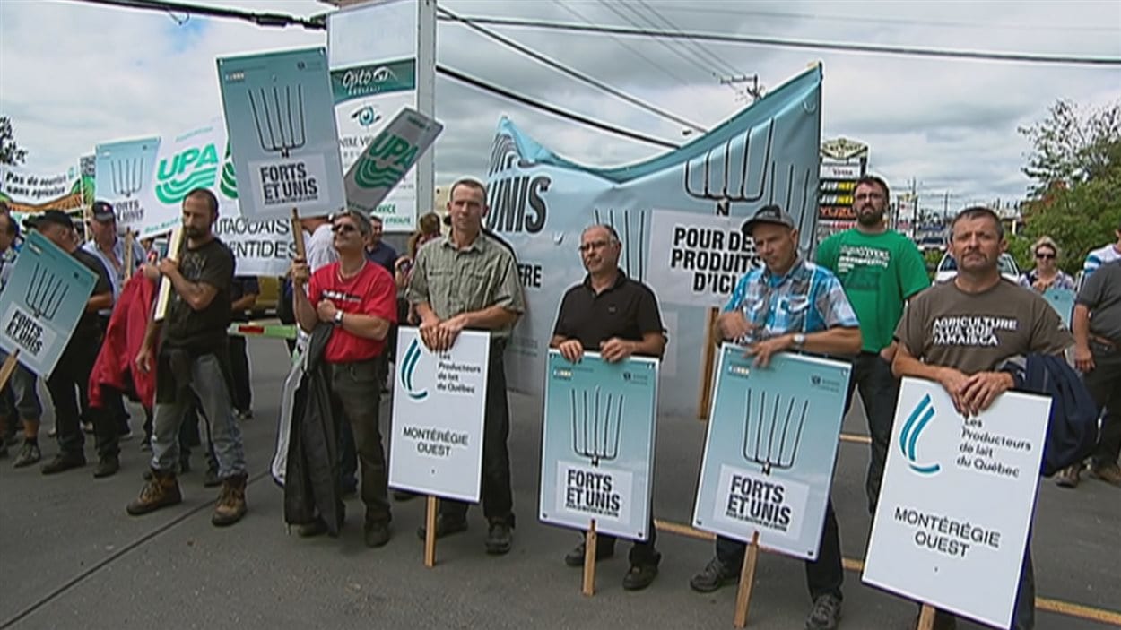 Les agriculteurs manifestent en Beauce pour protéger le système de gestion de l'offre. Les agriculteurs manifestent en Beauce pour protéger le système de gestion de l'offre.