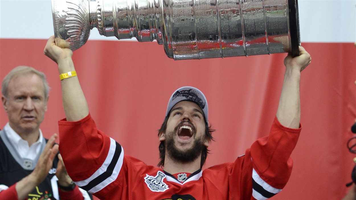 Antoine Vermette soulève la Coupe Stanley. Antoine Vermette soulève la Coupe Stanley.