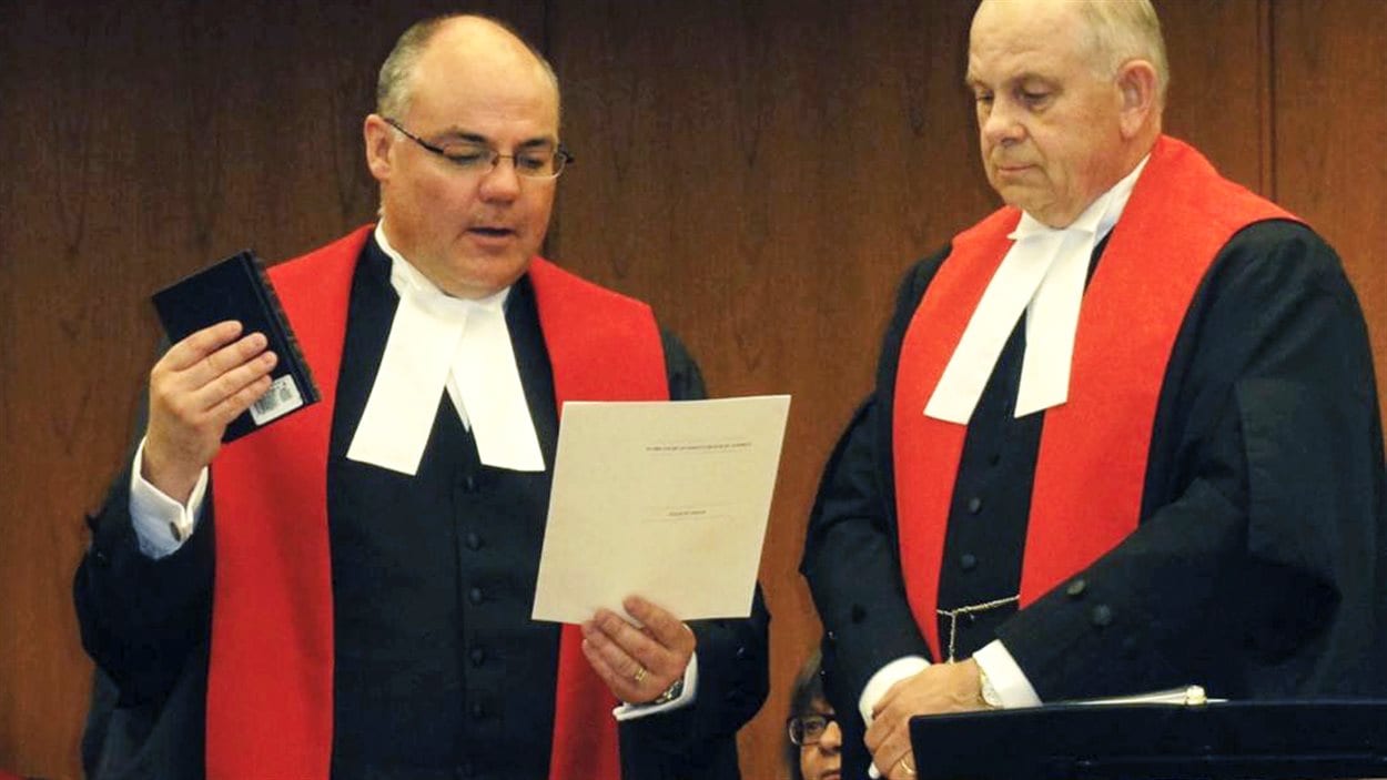 Le juge Russell Brown (à gauche) lors de son assermentation à la Cour du Banc de la Reine de l'Alberta, en 2013. Le juge Russell Brown (à gauche) lors de son assermentation à la Cour du Banc de la Reine de l'Alberta, en 2013.