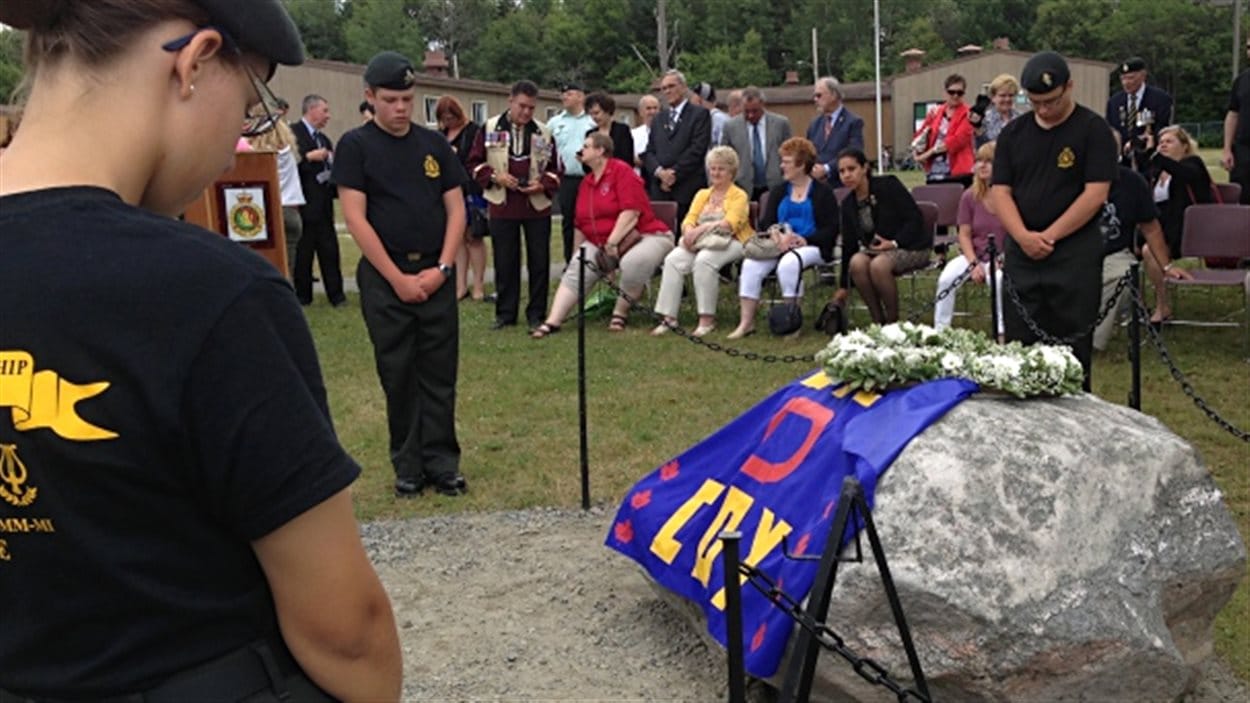 Moment de recueillement à la mémoire des cadets morts en 1974 à Valcartier. Moment de recueillement à la mémoire des cadets morts en 1974 à Valcartier.