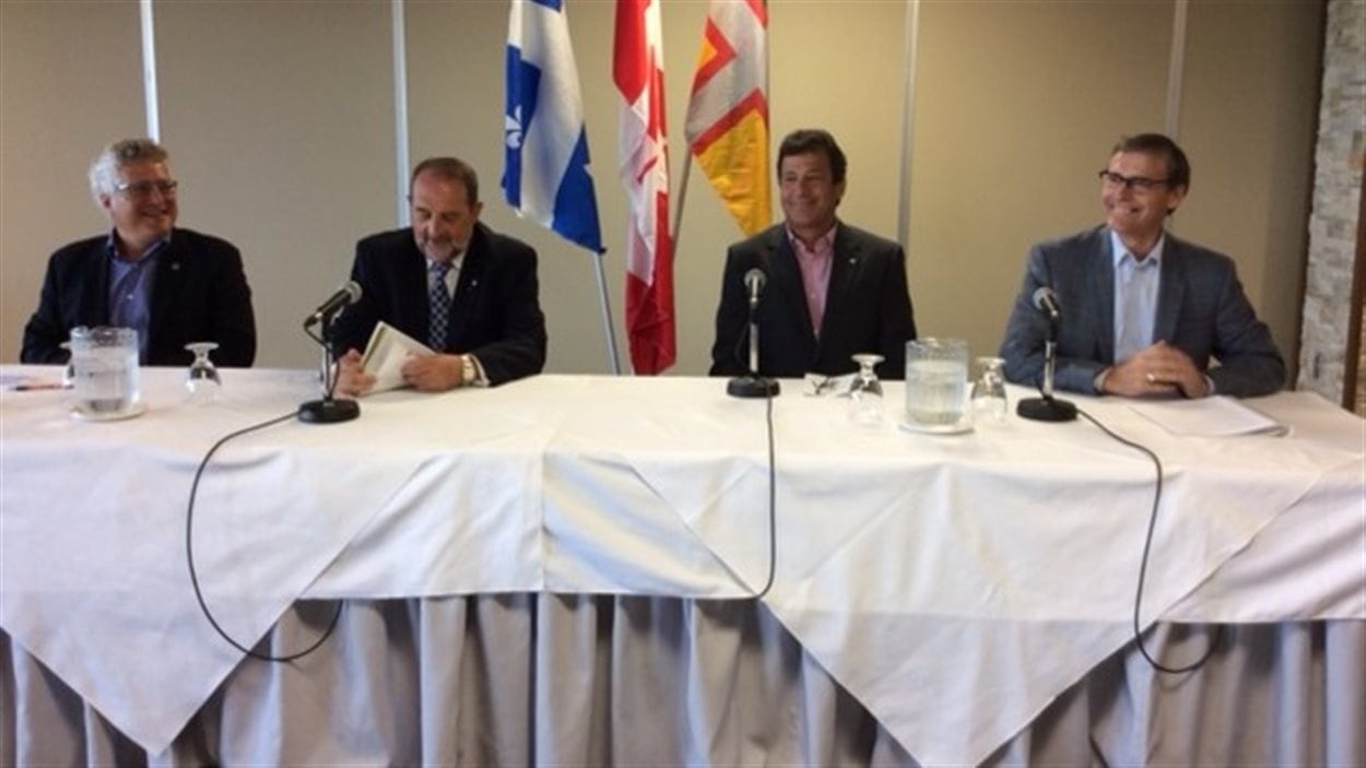 De gauche à droite: André Tremblay, du Conseil de l'industrie forestière du Québec, le ministre Denis Lebel, Réjean Paré, du Groupe Remabec et Richard Garneau de PFR De gauche à droite: André Tremblay, du Conseil de l'industrie forestière du Québec, le ministre Denis Lebel, Réjean Paré, du Groupe Remabec et Richard Garneau de PFR