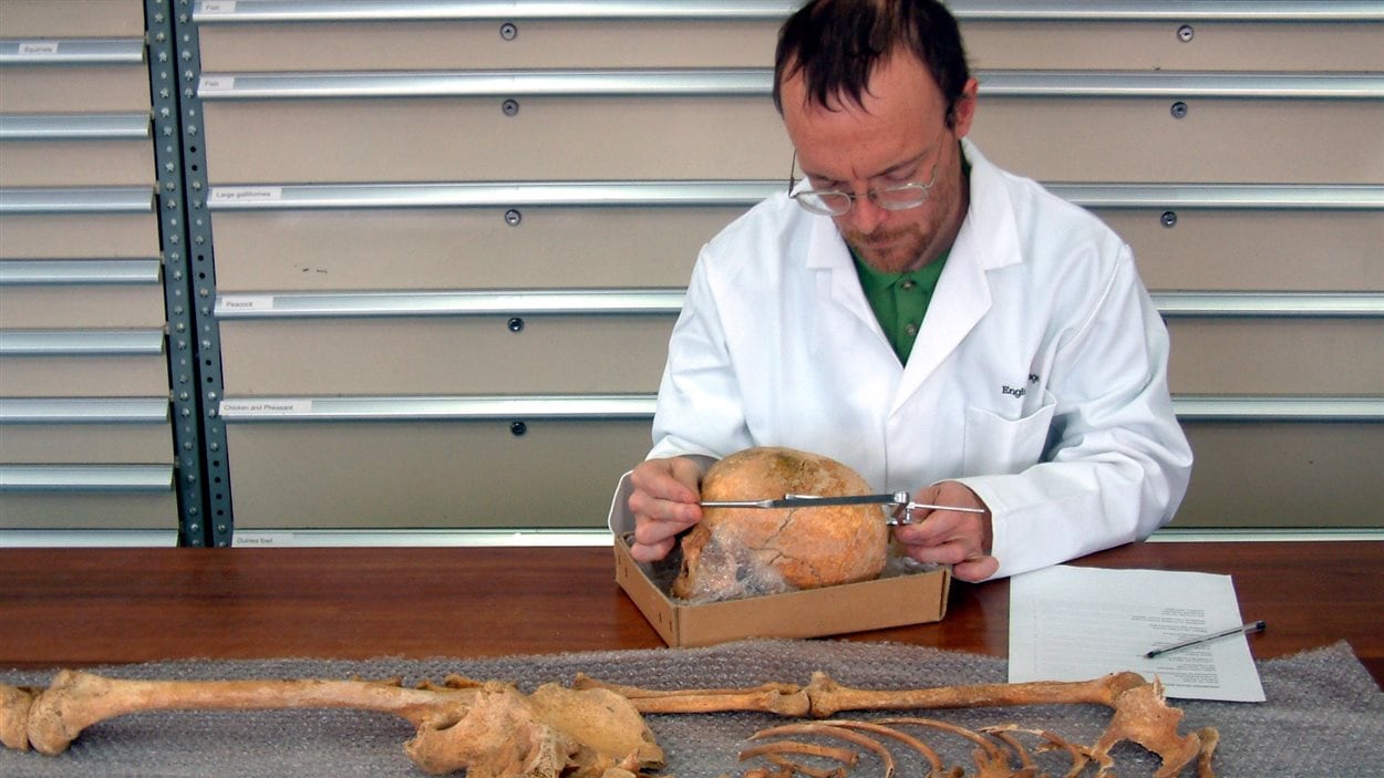 Un chercheur examine des ossements qui démontrent que les membres de l'expédition Franklin ont eu recours au cannibalisme. Un chercheur examine des ossements qui démontrent que les membres de l'expédition Franklin ont eu recours au cannibalisme.