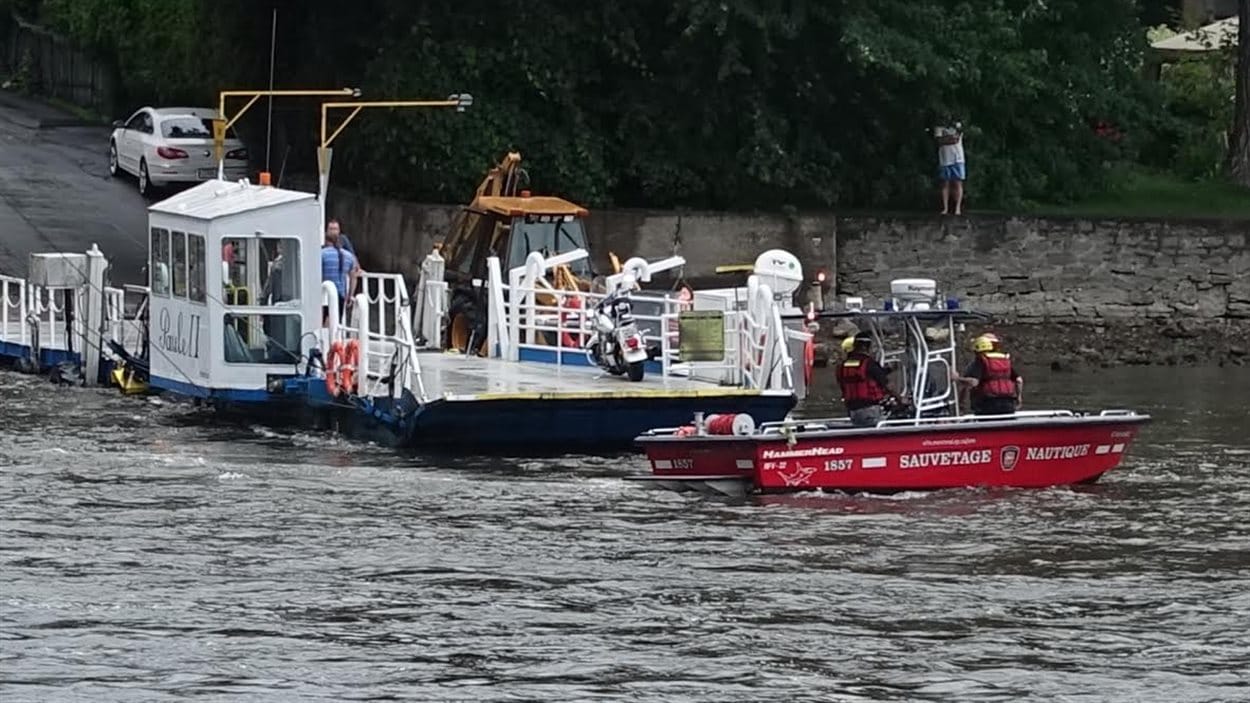 Embarcation De Plaisance Qui Rencontre Un Traversier