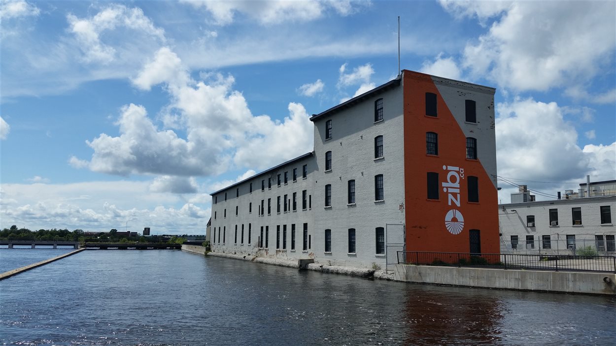 L'entreprise Windmill veut lancer les travaux de son projet immobilier et commercial Zibi, sur les anciens terrains de l'usine Domtar, dans le secteur de Hull. L'entreprise Windmill veut lancer les travaux de son projet immobilier et commercial Zibi, sur les anciens terrains de l'usine Domtar, dans le secteur de Hull.
