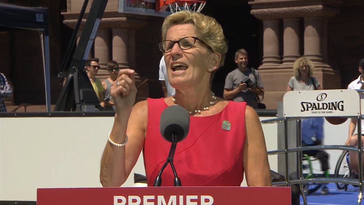 La première ministre de l'Ontario, Kathleen Wynne, parle d'une relation dysfonctionnelle avec le gouvernement Harper. La première ministre de l'Ontario, Kathleen Wynne, parle d'une relation dysfonctionnelle avec le gouvernement Harper.