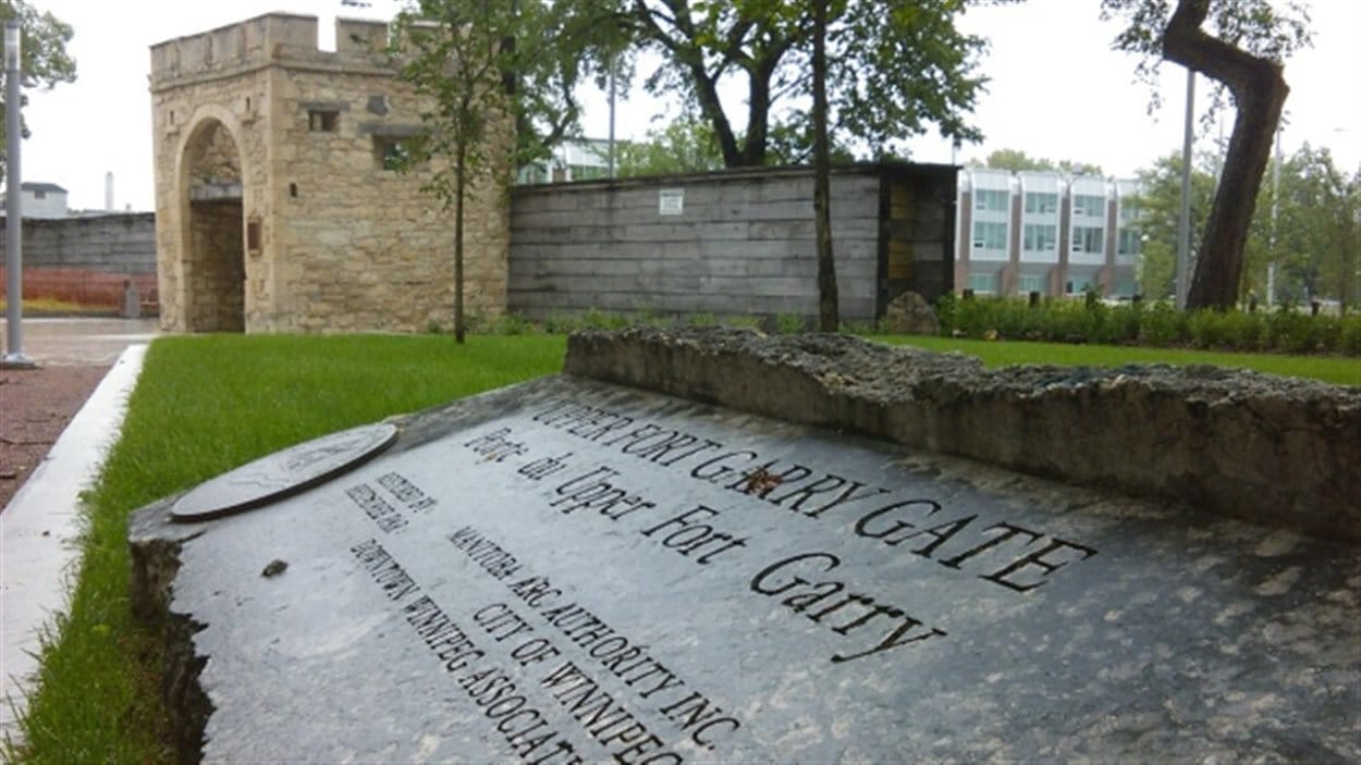Les clôtures ont été retirées et les visiteurs peuvent maintenant marcher dans le nouveau parc provincial Upper Fort Garry sur la rue Main, à Winnipeg. Les clôtures ont été retirées et les visiteurs peuvent maintenant marcher dans le nouveau parc provincial Upper Fort Garry sur la rue Main, à Winnipeg.