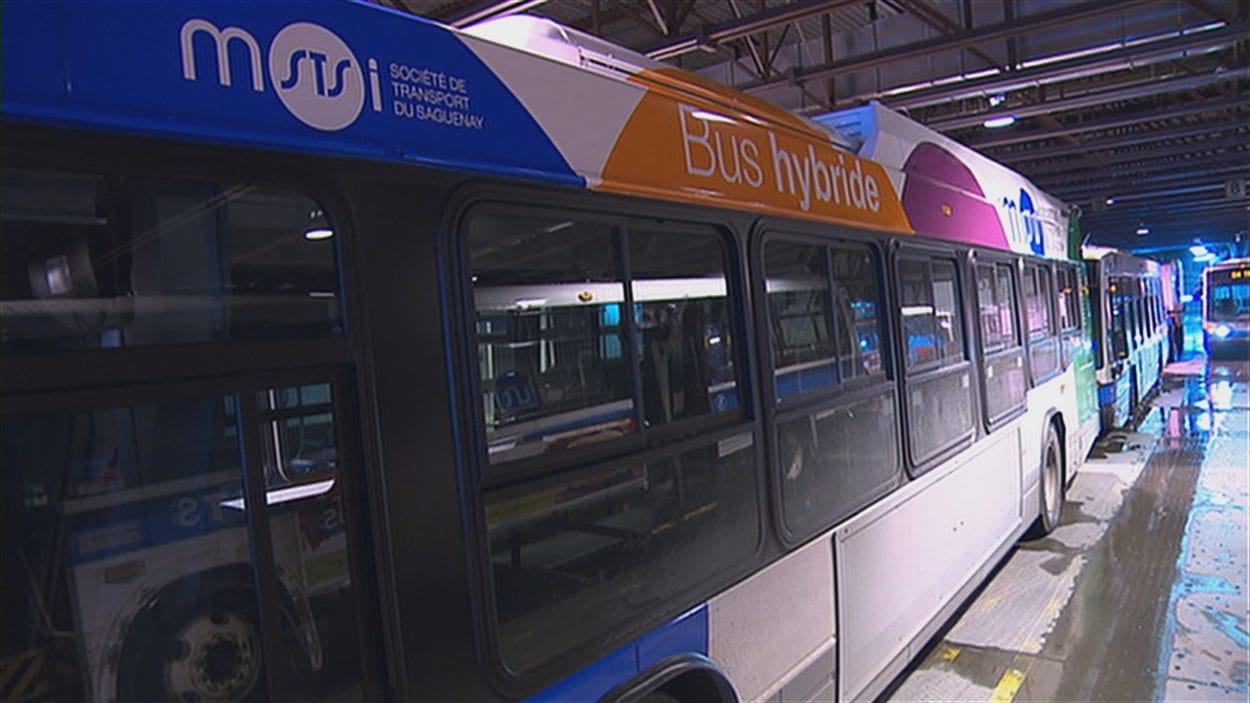 La Société de transport du Saguenay n'est pas satisfaite de sa récente acquisition de huit autobus hybrides. La Société de transport du Saguenay n'est pas satisfaite de sa récente acquisition de huit autobus hybrides.