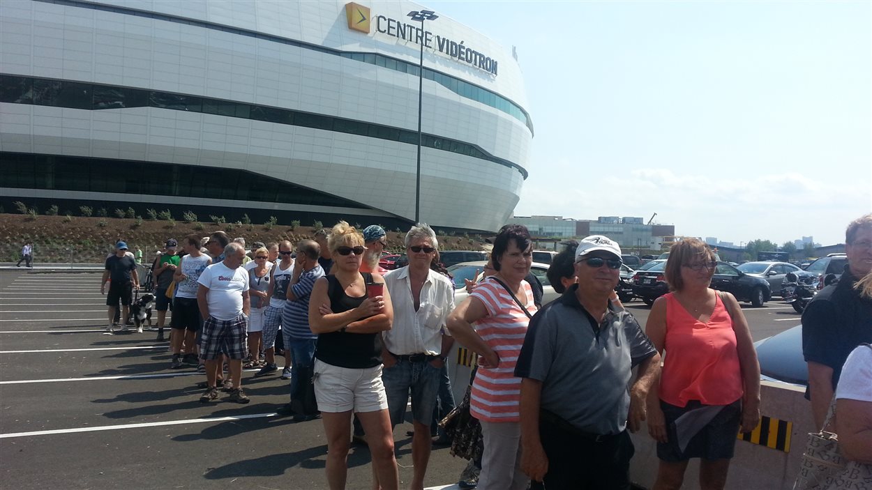 Les gens font la queue à la billeterie du Centre Vidéotron pour se procurer des laissez-passer gratuits. Les gens font la queue à la billeterie du Centre Vidéotron pour se procurer des laissez-passer gratuits.