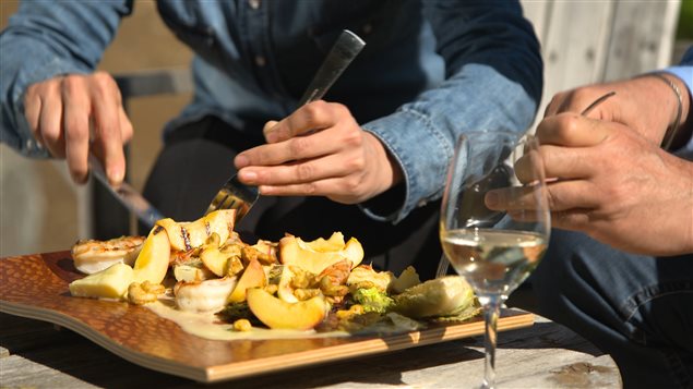 Cet été, on se régale de salades repas savoureuses, simples à réaliser. Cette fois-ci, Isabelle Plante nous prépare une salade… au barbecue.
Cet été, on se régale de salades repas savoureuses, simples à réaliser. Cette fois-ci, Isabelle Plante nous prépare une salade… au barbecue.