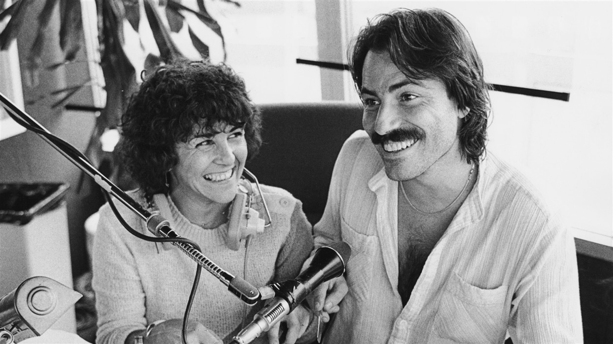 Les animateurs Chantal Jolis et Jean-François Doré
animent l'émission de radio « Bouchées doubles » en 1980. Les animateurs Chantal Jolis et Jean-François Doré
animent l'émission de radio « Bouchées doubles » en 1980.