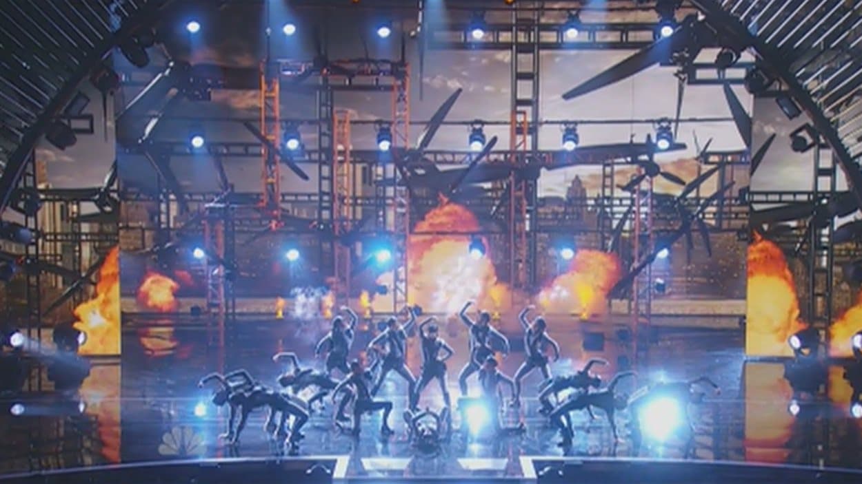Les 14 danseuses de la troupe DM Nation en ont mis plein la vue hier soir à New York. Les 14 danseuses de la troupe DM Nation en ont mis plein la vue hier soir à New York.