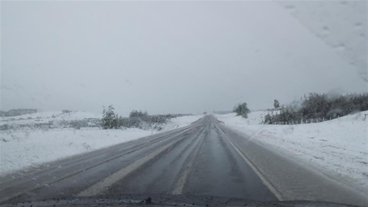 De la neige sur l'autoroute 22, au sud de Calgary De la neige sur l'autoroute 22, au sud de Calgary