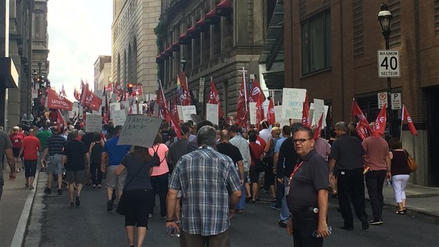 Les délégués du syndicat Unifor ont manifesté contre le gouvernement Harper dans les rues de Montréal. (21 août 2015) Les délégués du syndicat Unifor ont manifesté contre le gouvernement Harper dans les rues de Montréal. (21 août 2015)