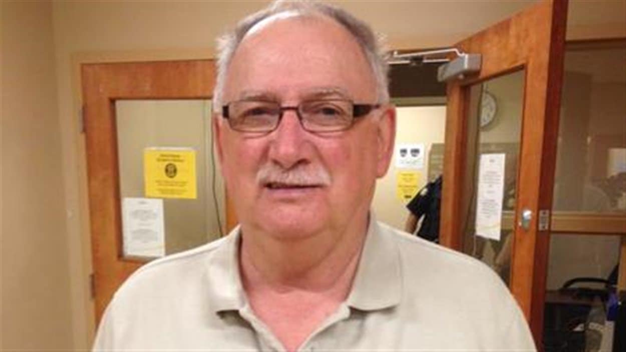 Gérard Comeau est accusé d'avoir importé trop d'alcool du Québec au Nouveau-Brunswick Gérard Comeau est accusé d'avoir importé trop d'alcool du Québec au Nouveau-Brunswick