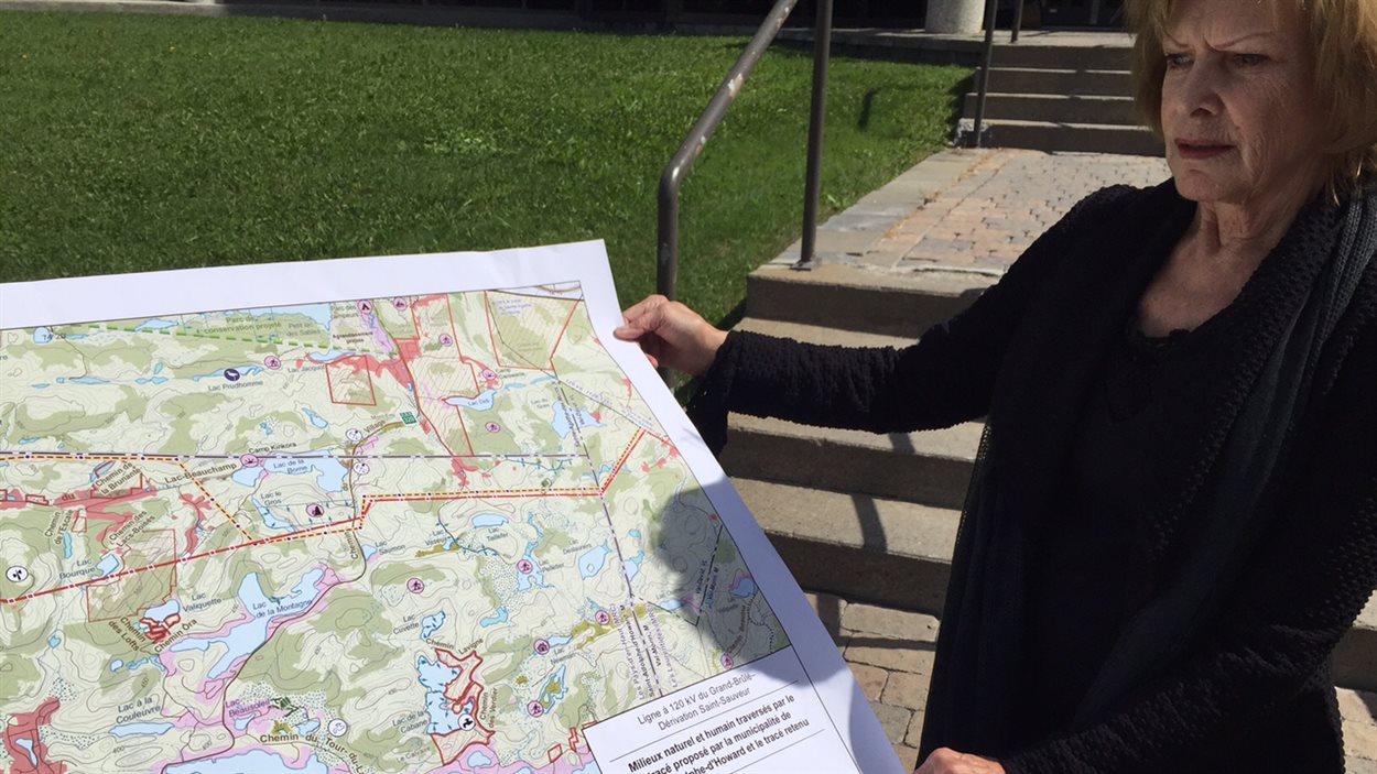 La mairesse de Saint-Adolphe-d'Howard, Lisette Lapointe, qui présente le tracé proposé en ultime recours à Hydro-Québec. La mairesse de Saint-Adolphe-d'Howard, Lisette Lapointe, qui présente le tracé proposé en ultime recours à Hydro-Québec.
