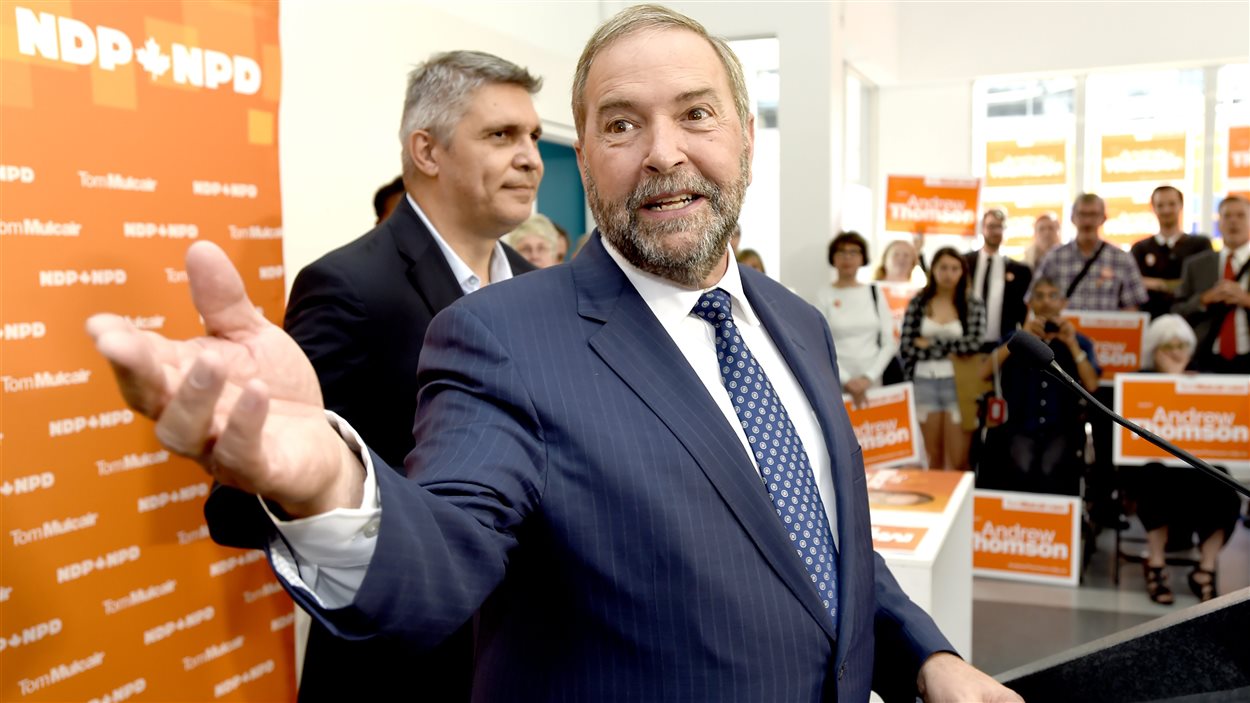 Le chef néo-démocrate, Thomas Mulcair, en compagnie de son candidat Andrew Thomson, jeudi matin, dans la circonscription d'Eglington-Lawrence. Le chef néo-démocrate, Thomas Mulcair, en compagnie de son candidat Andrew Thomson, jeudi matin, dans la circonscription d'Eglington-Lawrence.