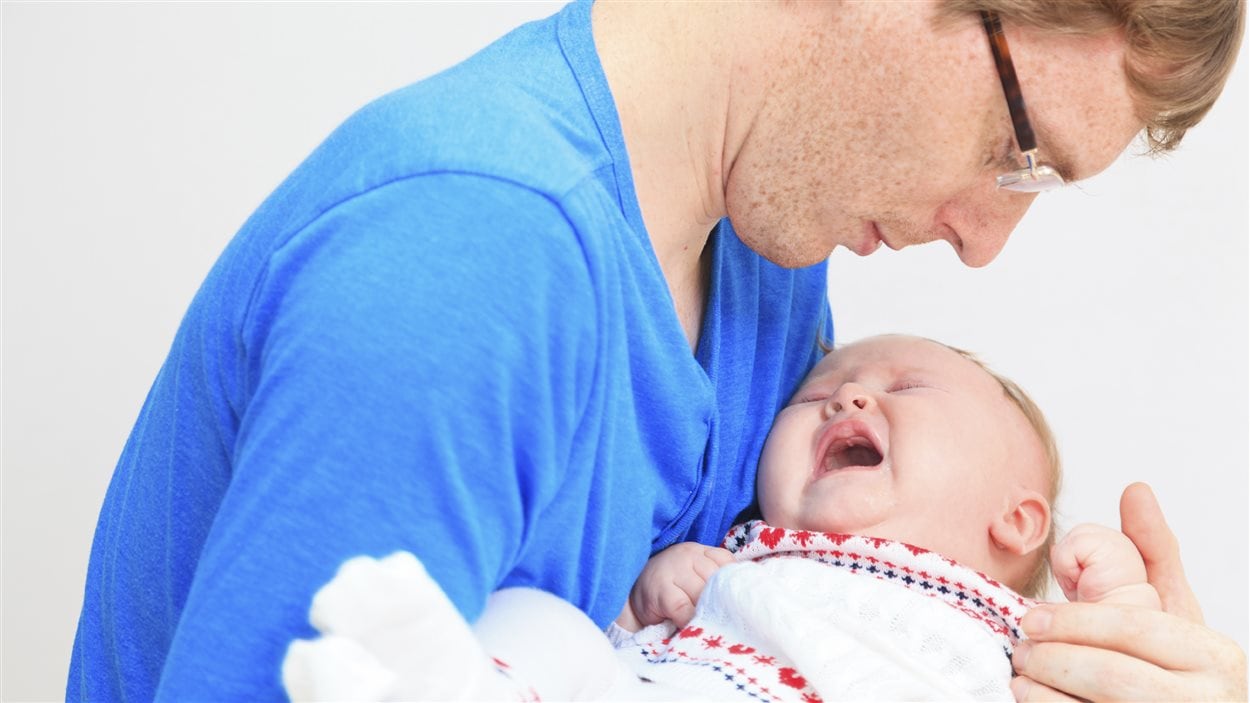 Un père regarde son bébé souffrir. Un père regarde son bébé souffrir.