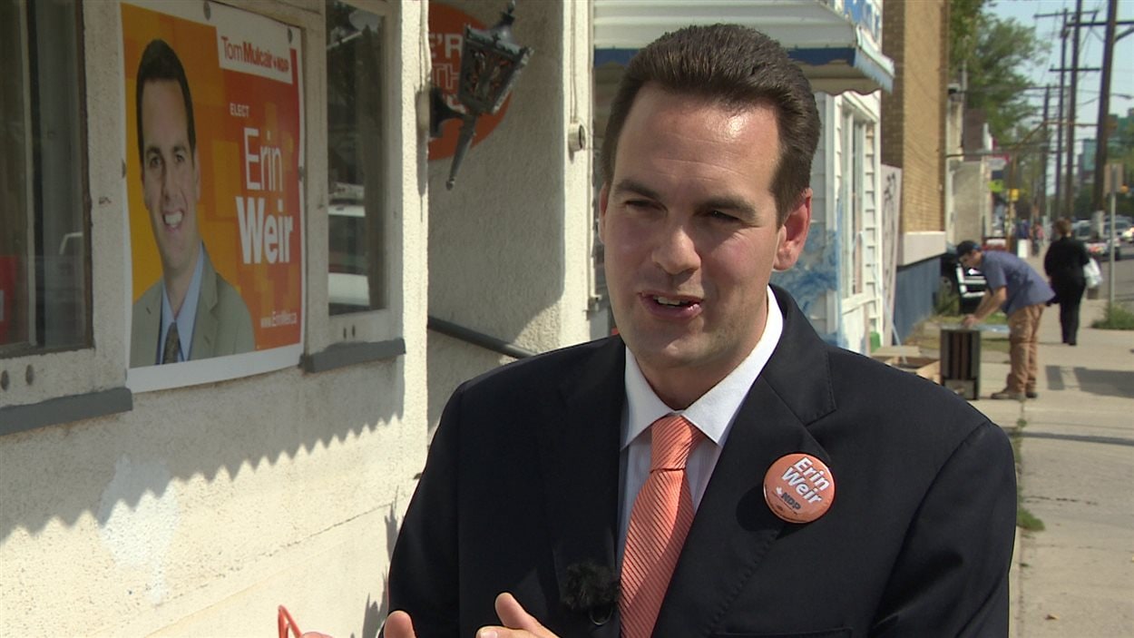 Le candidat de Regina-Lewvan, Erin Weir, porte le même nom qu'une candidate de l'Alberta. Le candidat de Regina-Lewvan, Erin Weir, porte le même nom qu'une candidate de l'Alberta.
