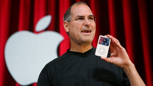 Le fondateur d'Apple, Steve Jobs, montre un des premiers modèles d'iPod, en 2005 Le fondateur d'Apple, Steve Jobs, montre un des premiers modèles d'iPod, en 2005
