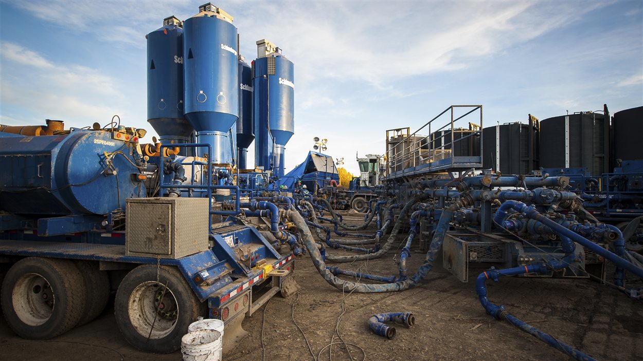 Photo d’un site de fracturation hydraulique à Dawson Creek au nord-est de la Colombie-Britannique. Photo d’un site de fracturation hydraulique à Dawson Creek au nord-est de la Colombie-Britannique.