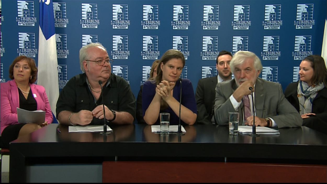 Plusieurs organisations s'opposent aux amendements que le ministre de la Santé du Québec, Gaétan Barrette, compte apporter au projet de loi 20 pour normaliser les frais accessoires facturés aux patients en cliniques médicales. Plusieurs organisations s'opposent aux amendements que le ministre de la Santé du Québec, Gaétan Barrette, compte apporter au projet de loi 20 pour normaliser les frais accessoires facturés aux patients en cliniques médicales.
