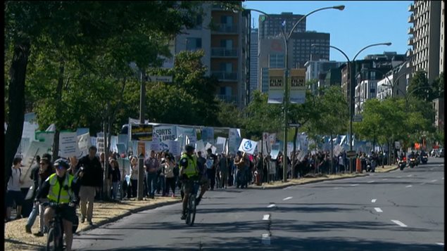 Les manifestants en route vers la maison de Radio-Canada Les manifestants en route vers la maison de Radio-Canada