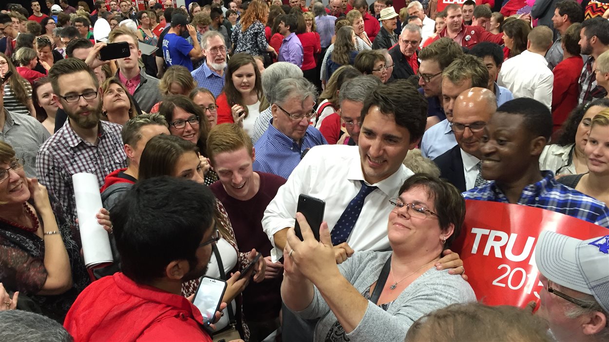 Justin Trudeau prend un égoportrait avec une partisane. Justin Trudeau prend un égoportrait avec une partisane.