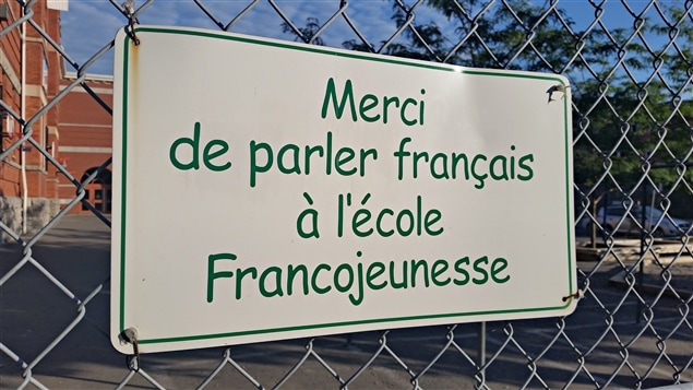 Une affiche sur laquelle on peut lire l'inscription « Merci de parler français à l'école Francojeunesse » est accrochée à une clôture devant l'École élémentaire publique Francojeunesse du Conseil des écoles publiques de l'Est de l'Ontario (CEPEO), située dans le secteur de la Côte-de-Sable, à Ottawa (archives). Une affiche sur laquelle on peut lire l'inscription « Merci de parler français à l'école Francojeunesse » est accrochée à une clôture devant l'École élémentaire publique Francojeunesse du Conseil des écoles publiques de l'Est de l'Ontario (CEPEO), située dans le secteur de la Côte-de-Sable, à Ottawa (archives).